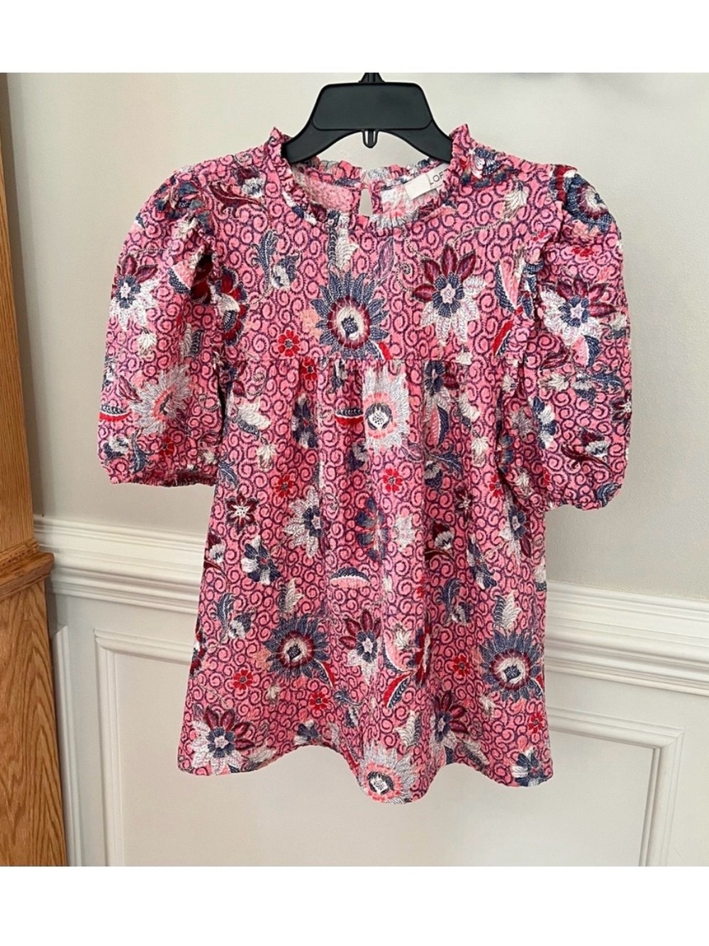 Ann Taylor LOFT Strawberry Pink Ruffled Puff Sleeve Floral Blouse. - Picture 3 of 11